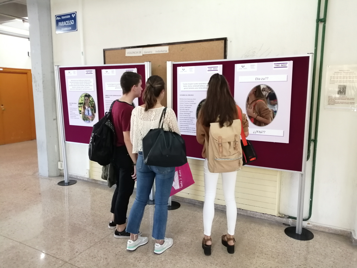 Grupo de alumnos/as mirando la exposición mujeres científicas