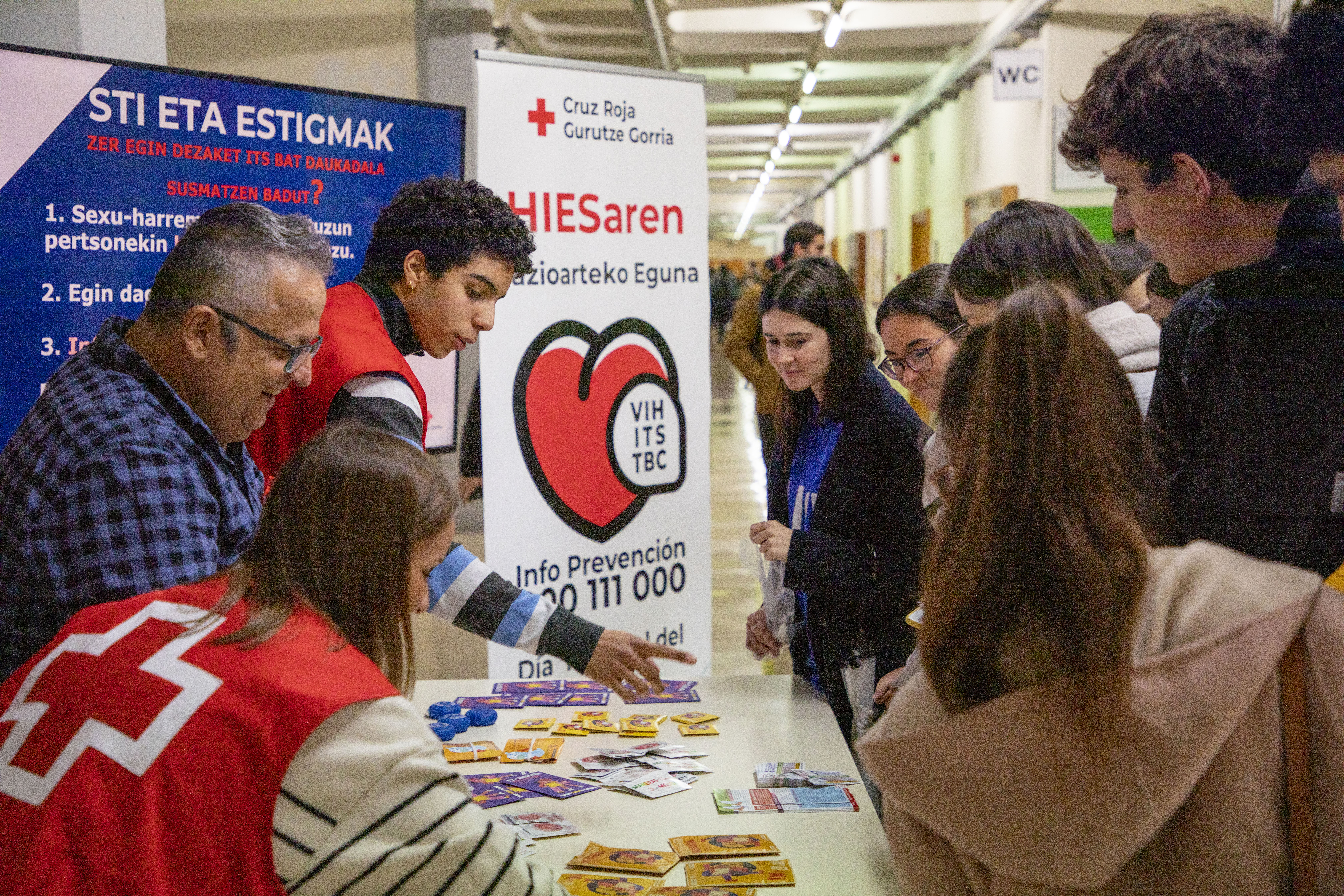Fotografía. Voluntarios/as de la Cruz Roja dando explicaciones al alumnado de la Facultad de Medicina y Enfermería