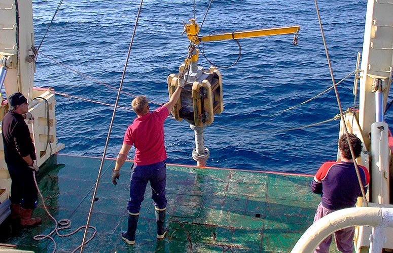 Extracción de un sondeo del fondo del golfo de Bizkaia desde un buque oceanográfico (Julio Rodríguez-UPV/EHU).