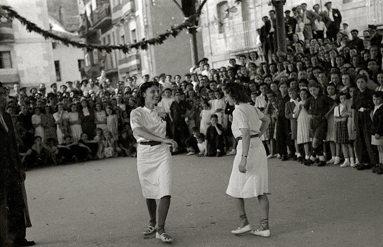 Aurresku [Basque dance of honour] in Orio, Basque Country, 1942 (Vicente Martin. Kutxateka)