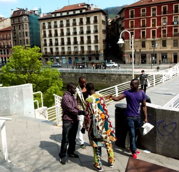 Grupo de jóvenes inmigrantes en Bilbao