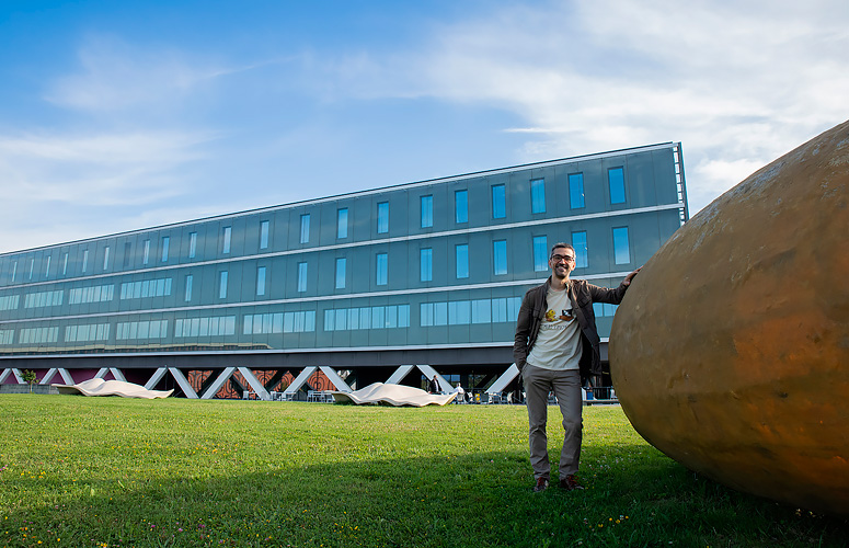 Luis Bartolomé, junto a la escultura situada ante la Facultad de Educación de Bilbao.