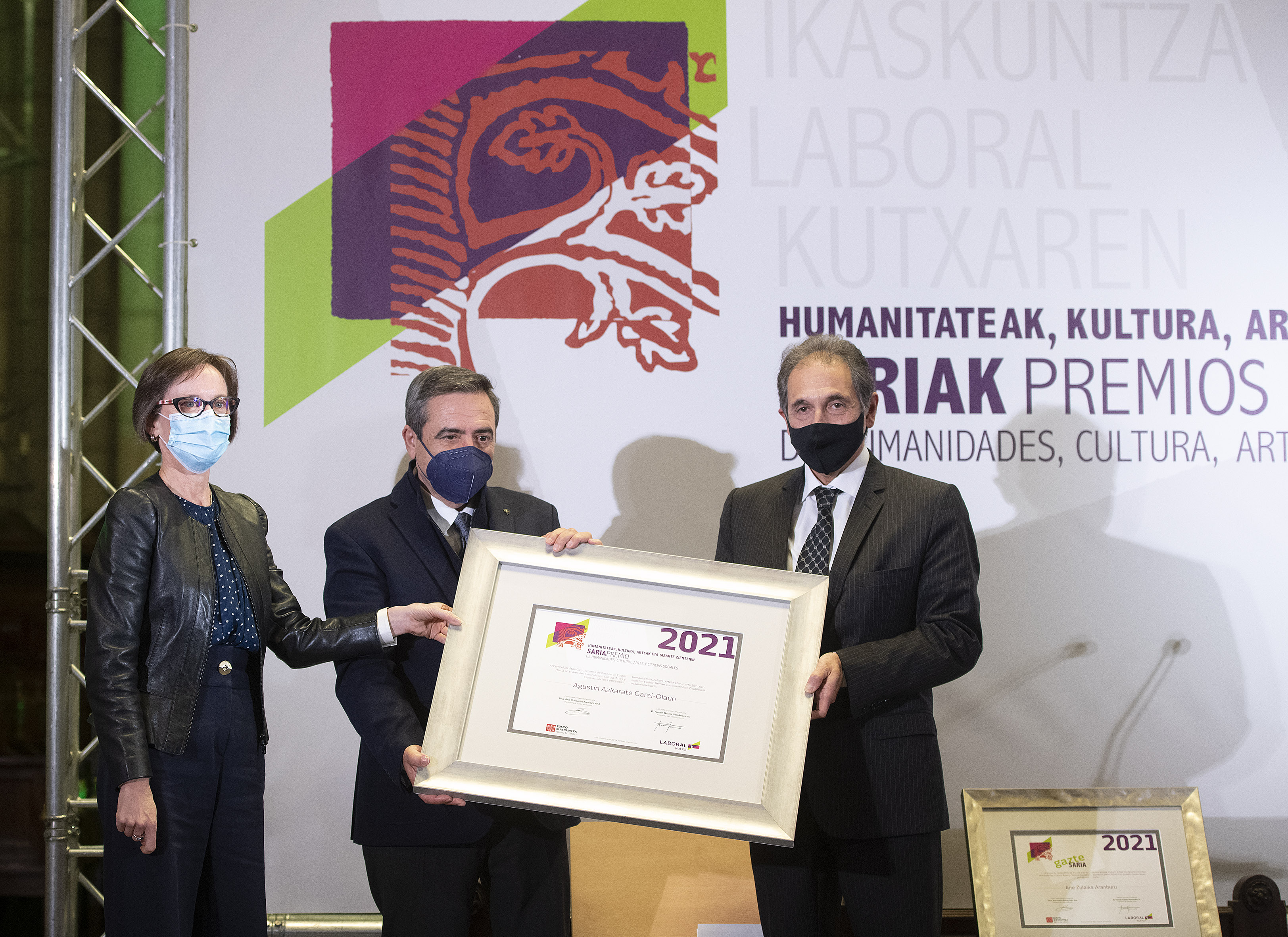 Agustín Azkarate Recibe El Premio Eusko Ikaskuntza-Laboral Kutxa 2021 ...