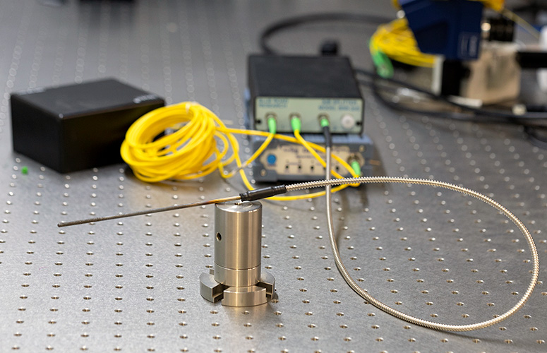 Las fibras ópticas se utilizan en diversos sensores de temperatura en el sector industrial. (UPV/EHU)