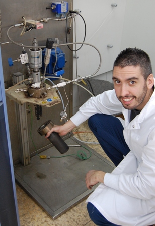Joseba Andoni Salbidegoitia junto al equipo utilizado en la investigación.