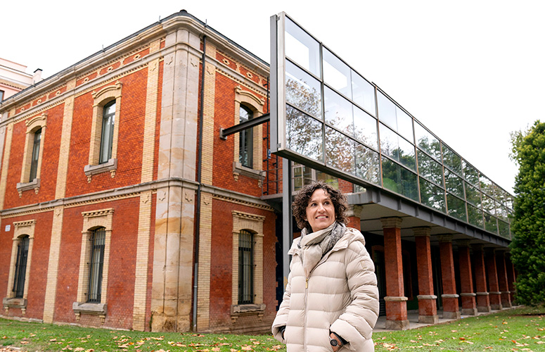La profesora Arantza Beitia en uno de los laterales de la actual Facultad de Economía y Empresa del Campus de Álava