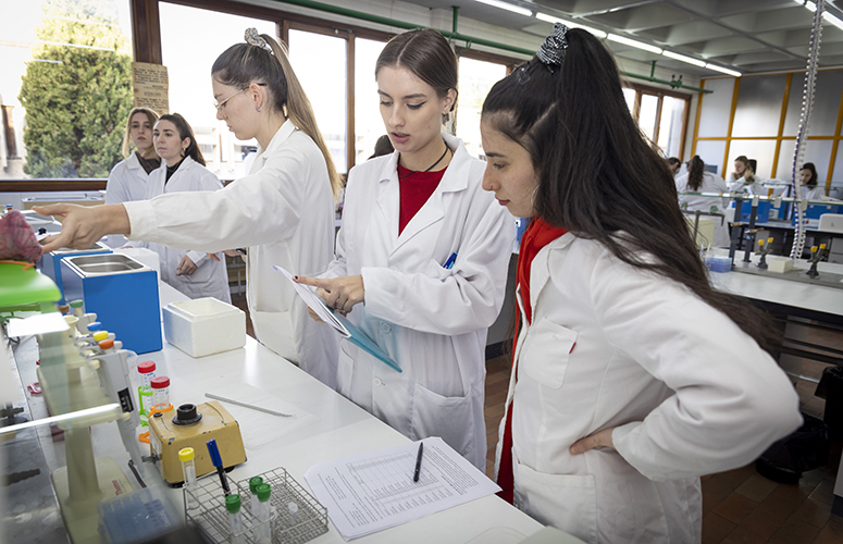 Estudiantes del máster de Ingeniería Biomédica, haciendo prácticas en el laboratorio el pasado mes de enero