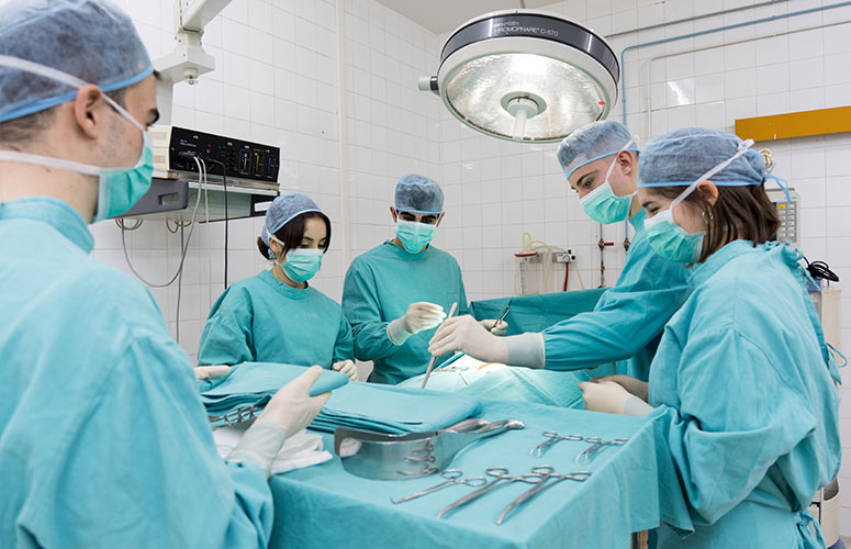 Medikuntzako graduko ikasle batzukk kirurgiako praktiketan