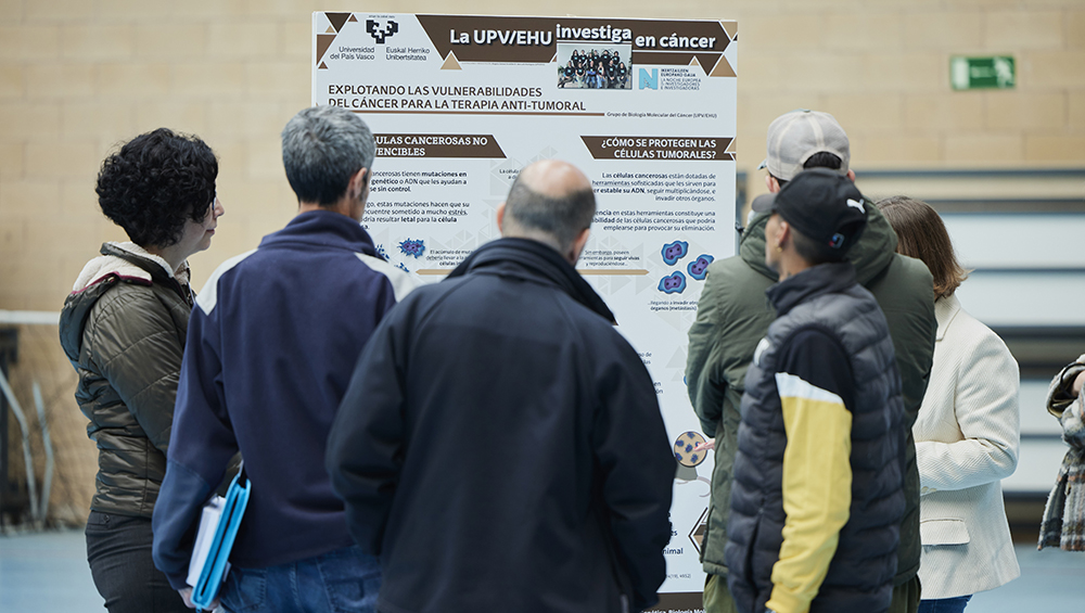 Los diferentes colectivos del Centro Penitenciario Araba acudieron a la exposición. Foto: Irekia. Gobierno Vasco