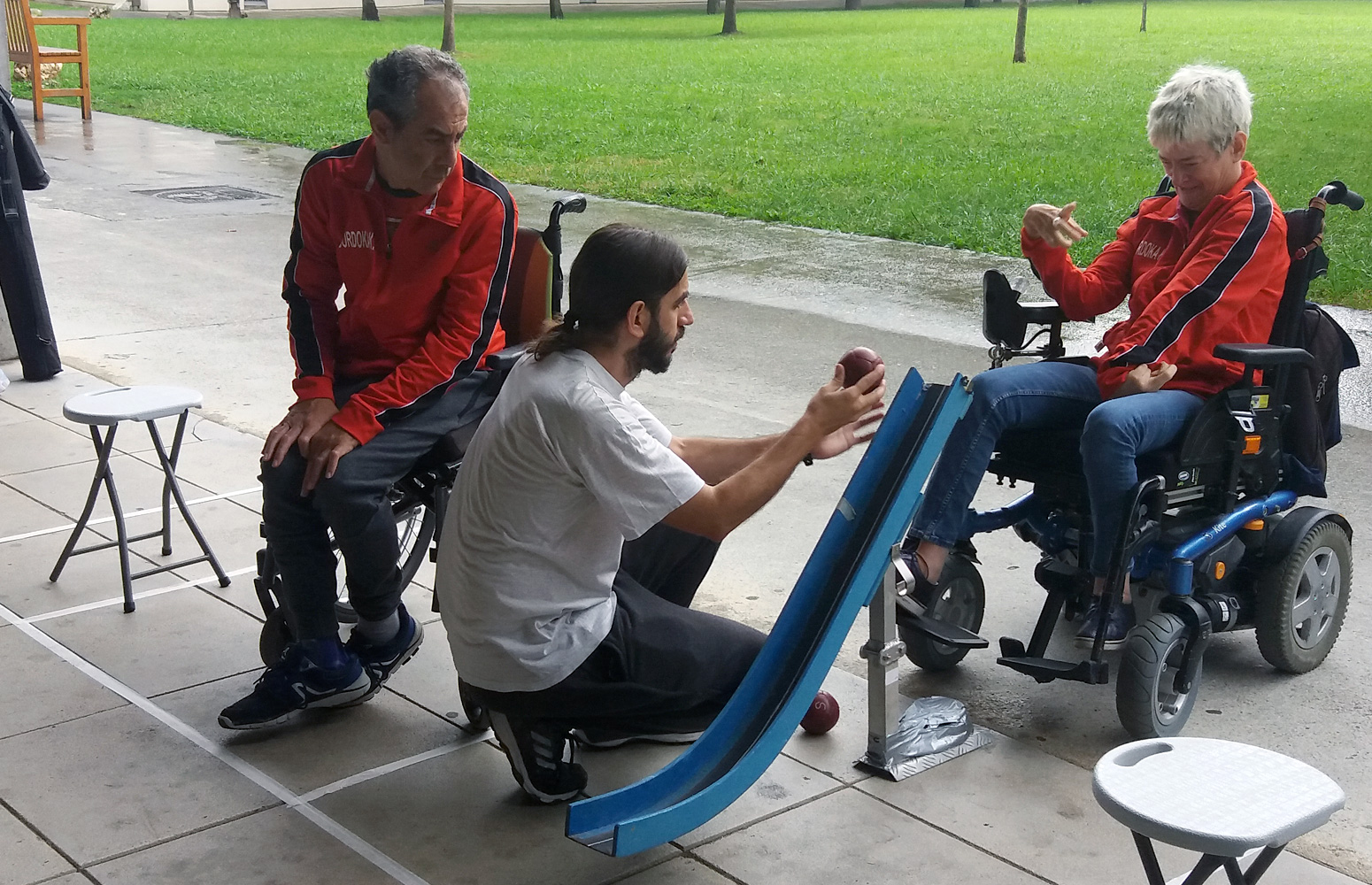 Alumnos de la UPV/EHU durante sus tareas como voluntarios.