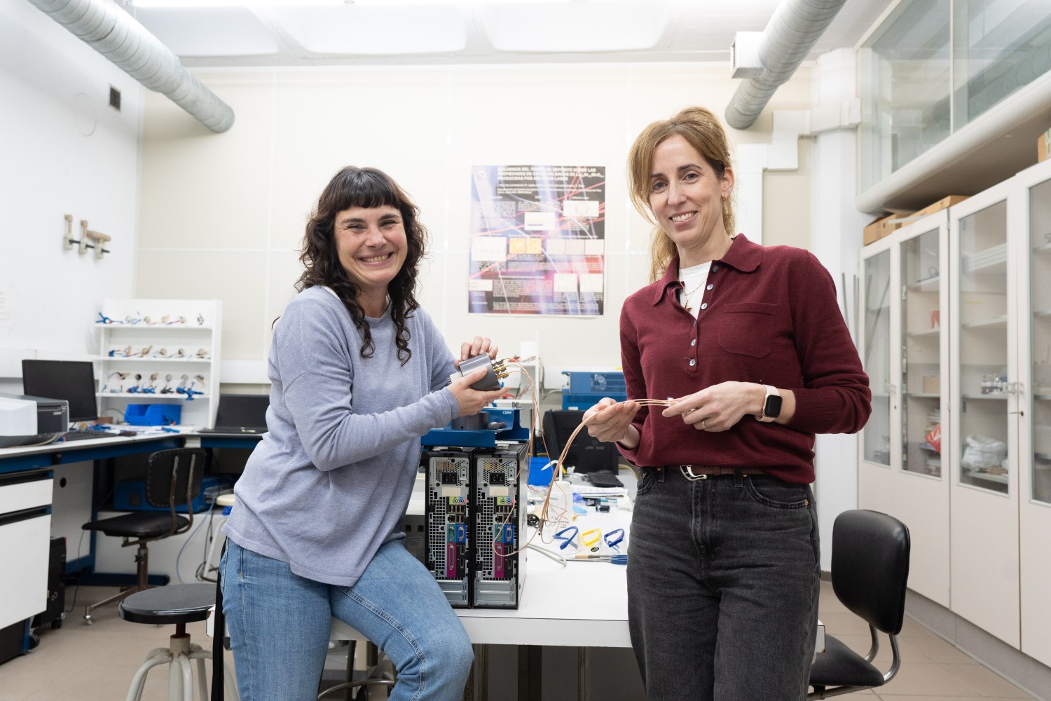 De izquierda a derecha: Idoia Ruiz de Larramendi y Eider Goikolea en el laboratorio