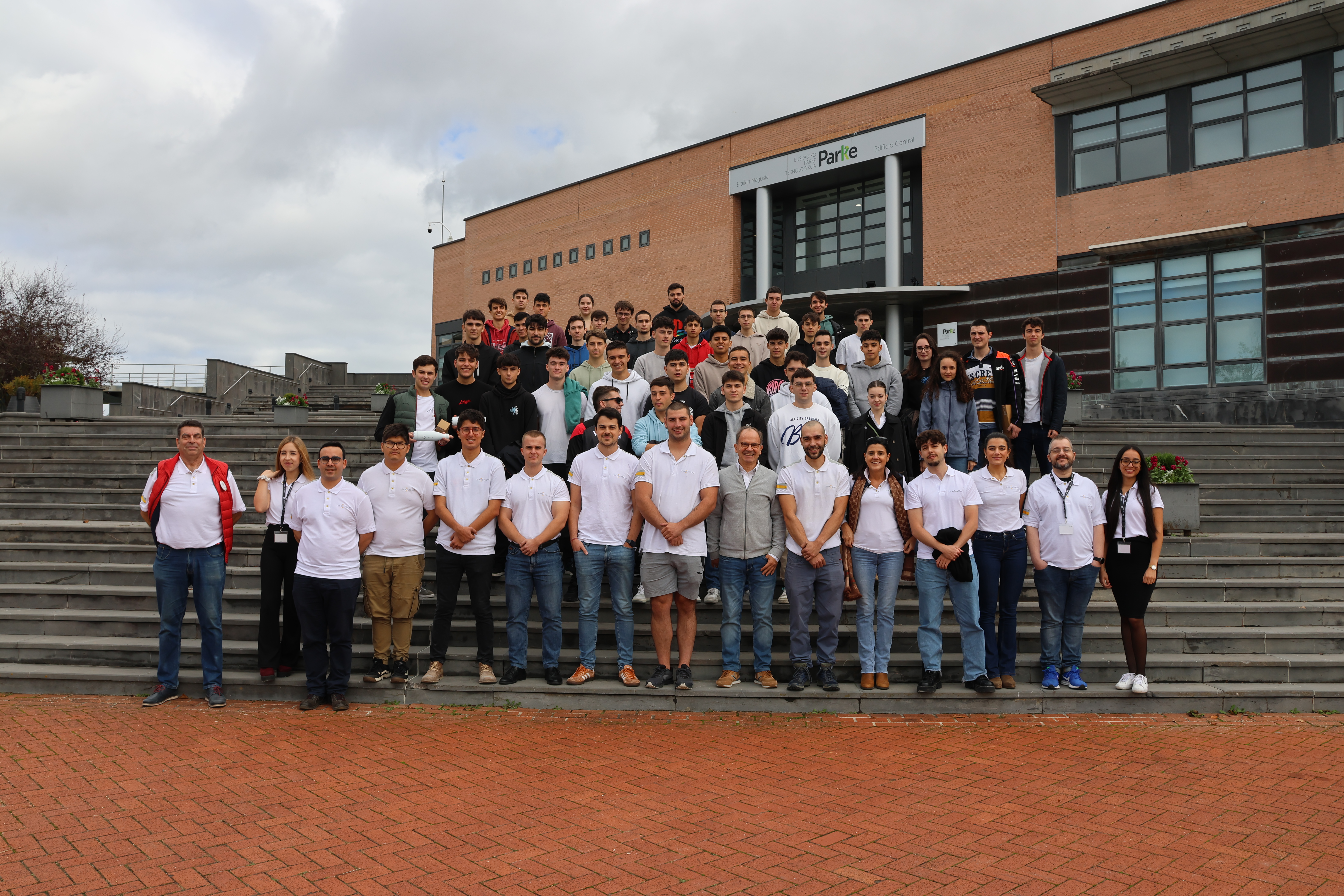 Foto del alumnado de 2º curso del Grado en Ingeniería en Automoción durante visita a la empresa EUROCYBCAR