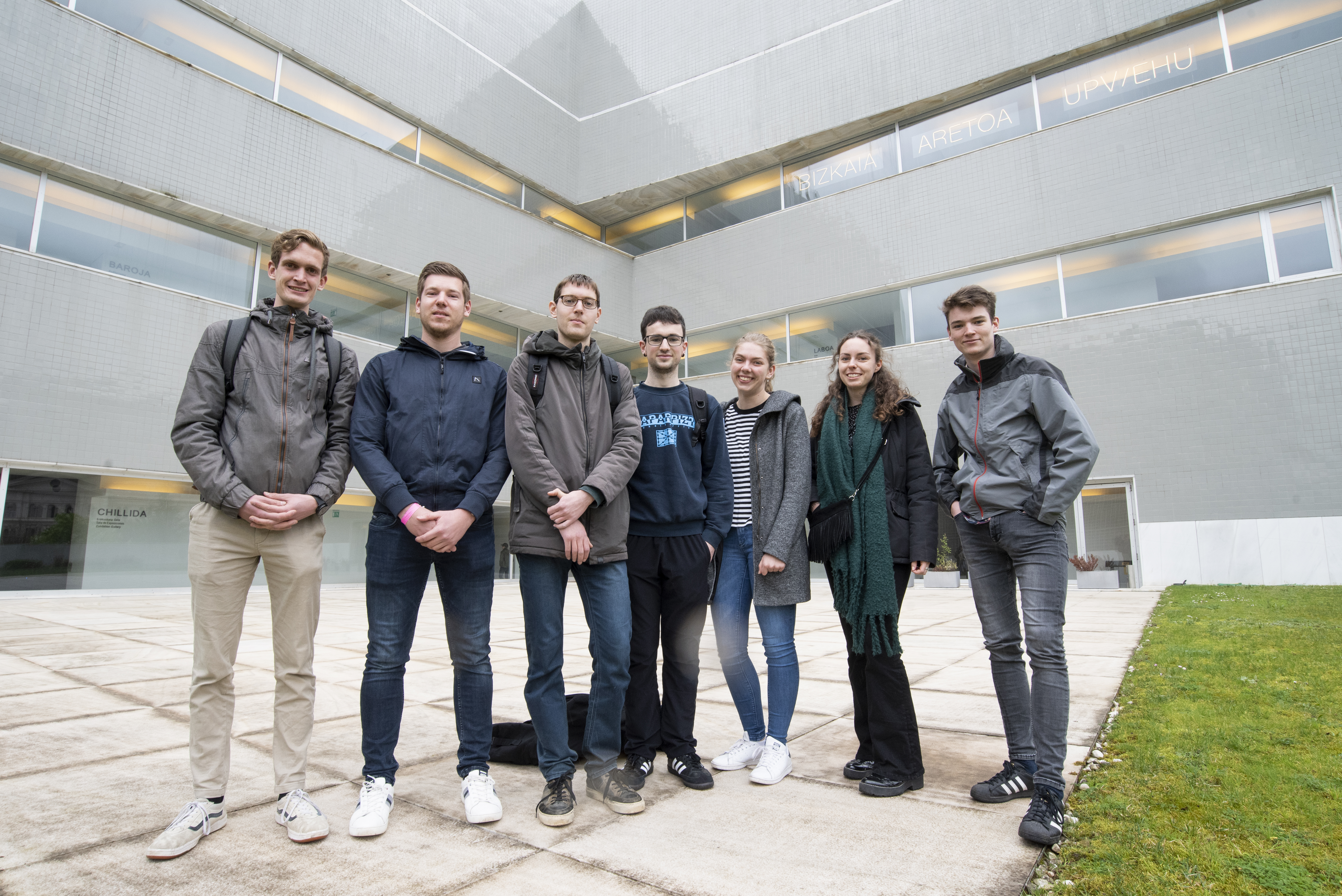 Grupo de holandeses apoyado por Eneko Agirresarobe en el Bizkaia Aretoa. Foto: Fernando Gómez. UPV/EHU.