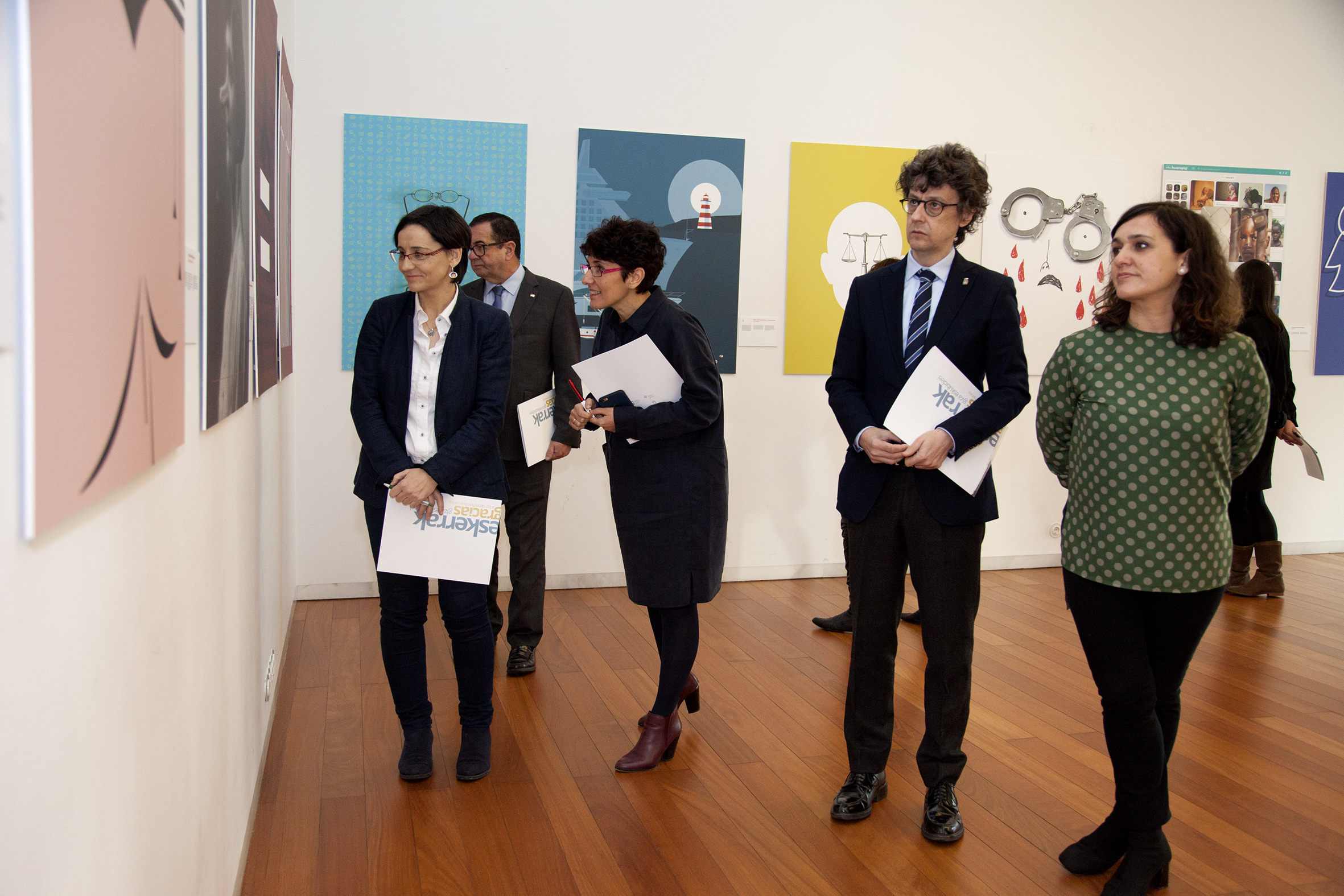 Miradas a los Derechos Humanos. La UPV/EHU se une a la celebración del 70 aniversario de la Declaración de Derechos Humanos con una exposición de diseño gráfico. La muestra, que dedica un cartel a cada uno de los 30 derechos, abre la programación de la universidad en torno a la conmemoración.