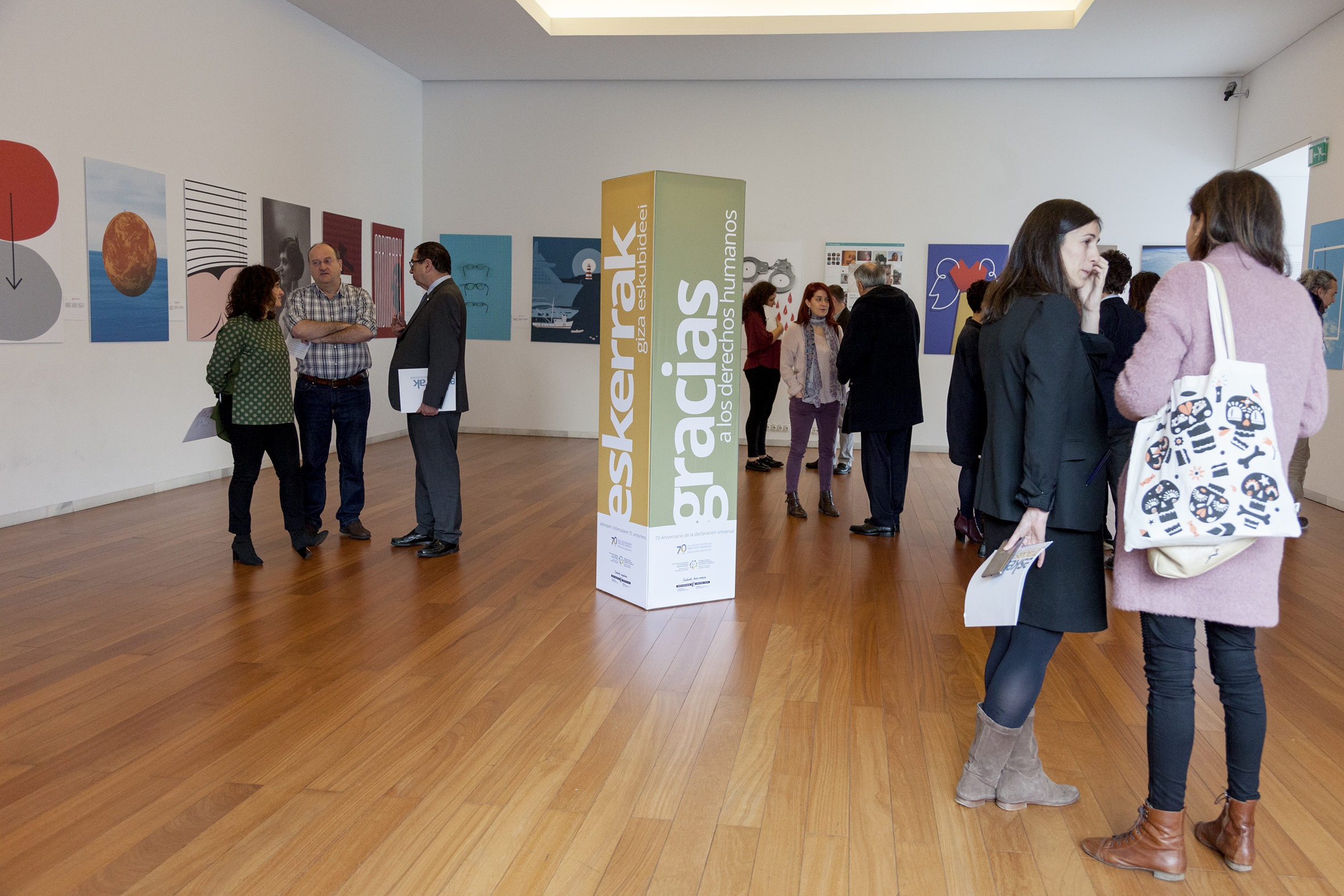 Miradas a los Derechos Humanos. La UPV/EHU se une a la celebración del 70 aniversario de la Declaración de Derechos Humanos con una exposición de diseño gráfico. La muestra, que dedica un cartel a cada uno de los 30 derechos, abre la programación de la universidad en torno a la conmemoración.