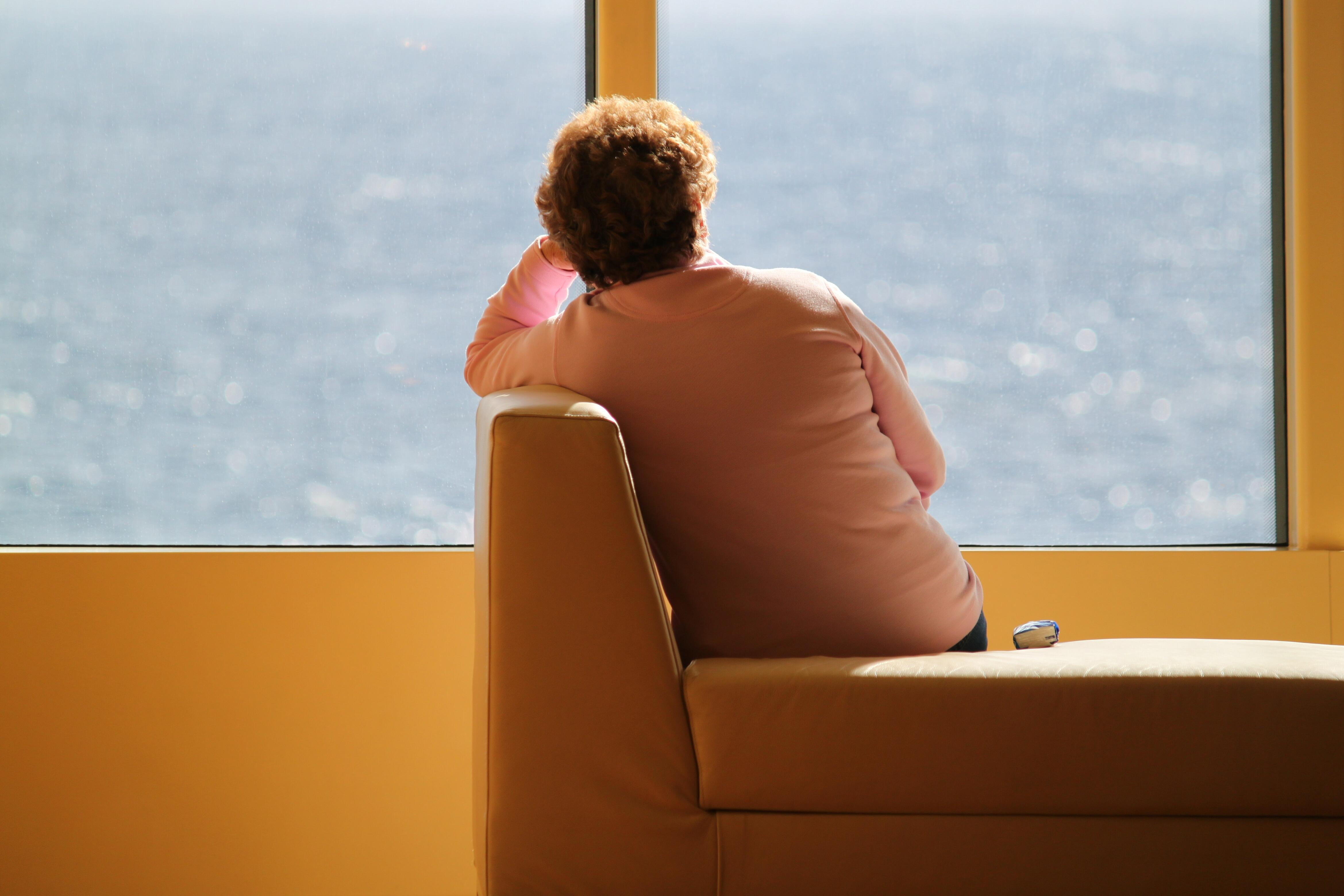 Mujer de espaldas frente a una ventana