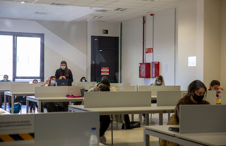 Imagen de estudiantes en un aula de estudio de la UPV/EHU