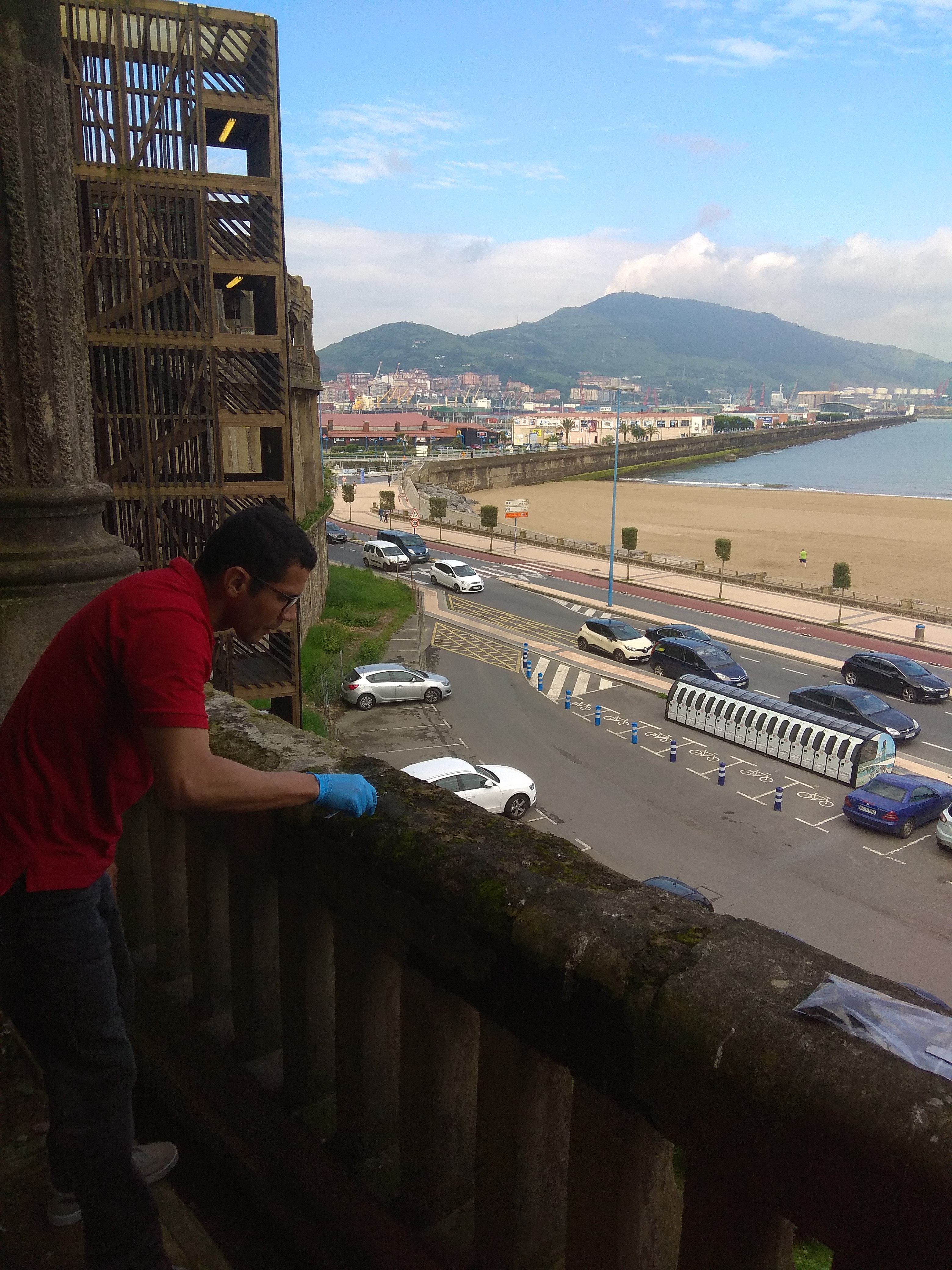 El investigador Euler Gallego Cartagena, investigador principal del estudio, tomando muestras de musgos del género Grimmia en las Galerías de Punta Begoña, en Getxo