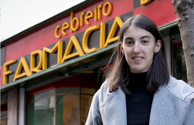 Elena Ferreras ante la farmacia Cebreiro