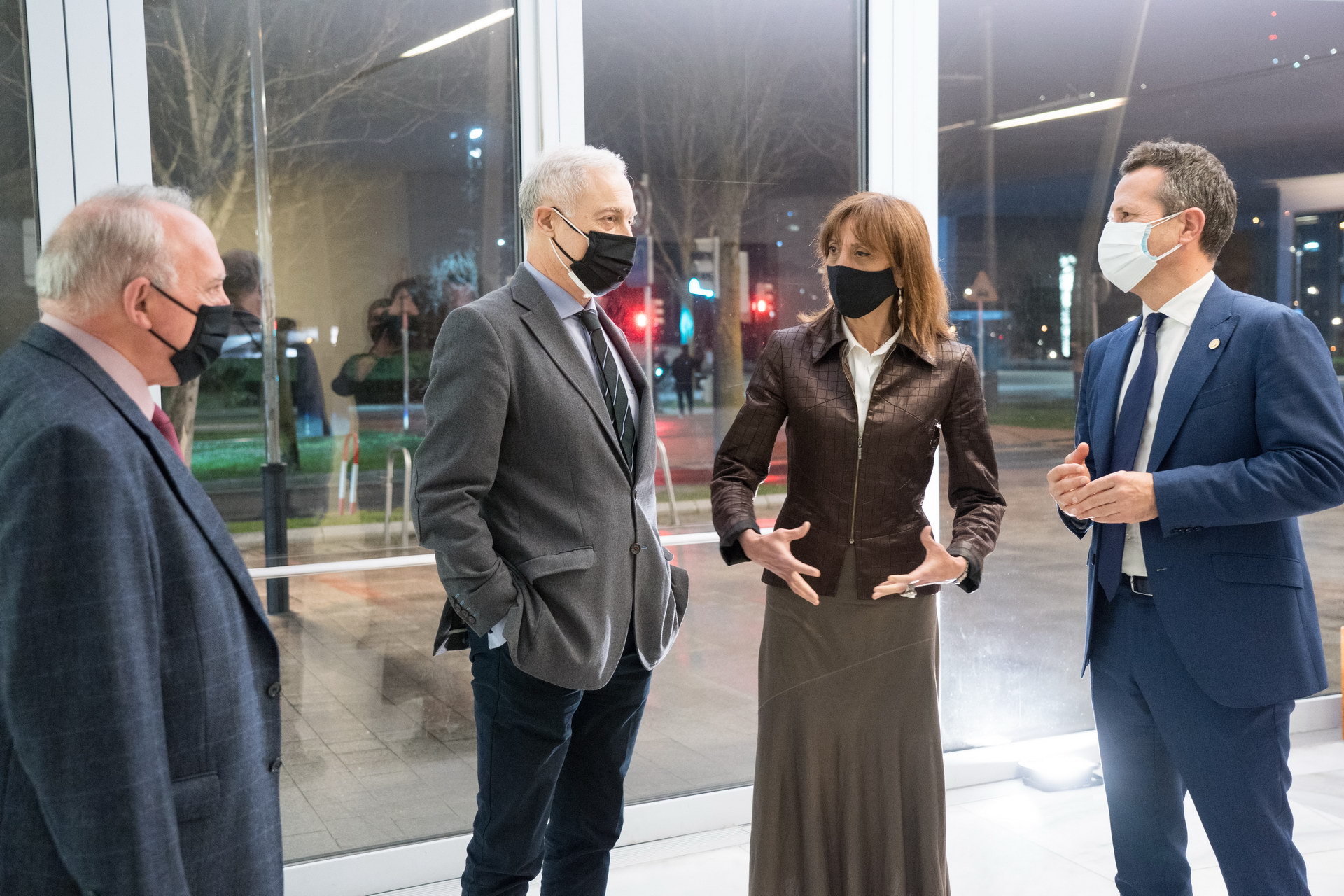 La rectora, Eva Ferreira, Juan Manuel Madariaga, director del grupo de investigación IBeA, y Agustín Sánchez Lavega, director del grupo de investigación de Ciencias Planetarias, reciben al consejero de Educación, Jokin Bildarratz.