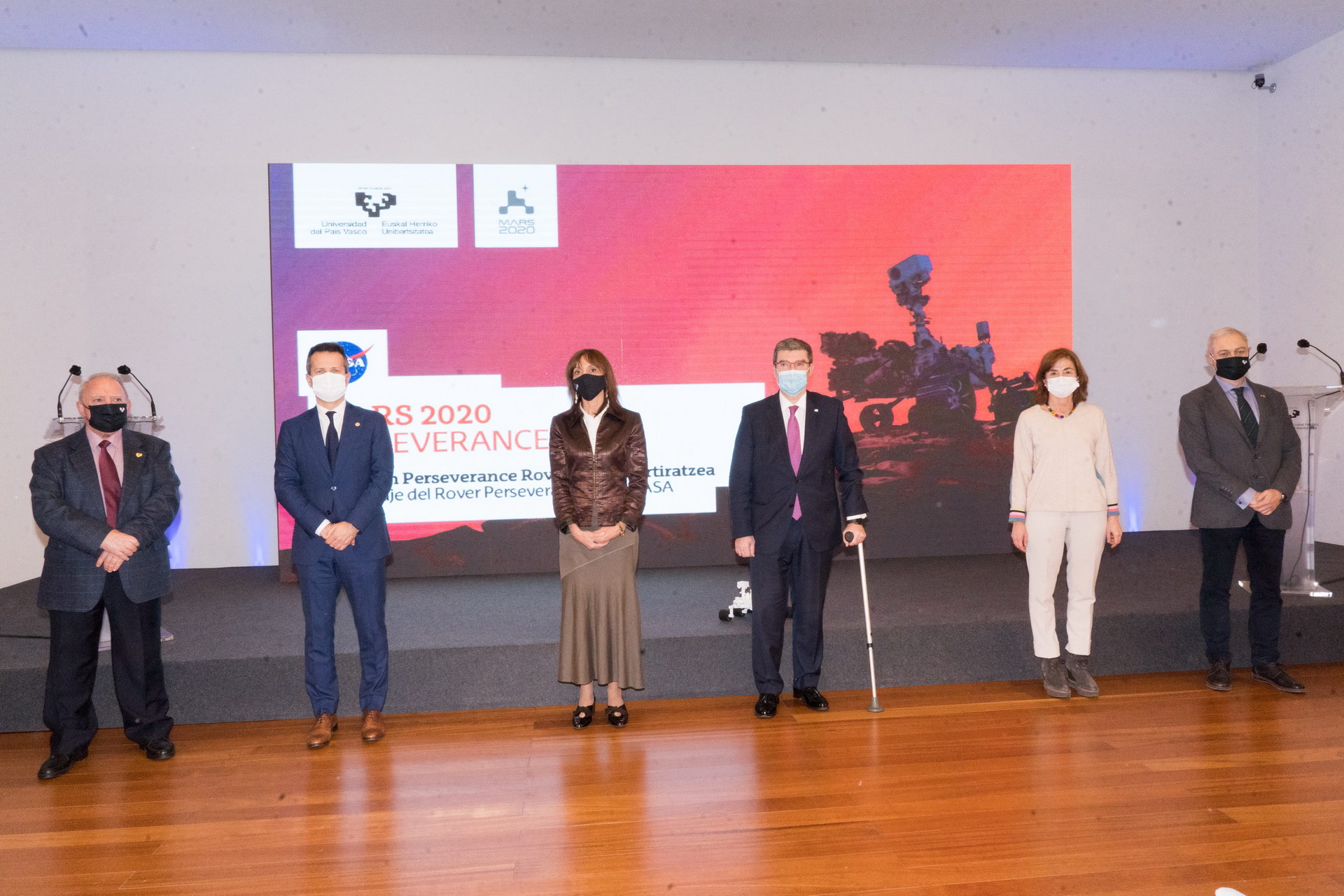 Presentación de las autoridades políticas y académicas, junto con los responsables de la misión en la UPV/EHU.