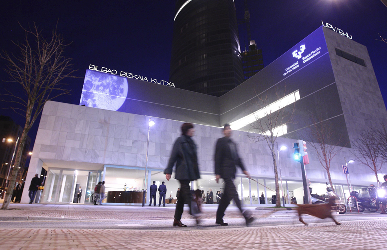 Edificio Bizkaia Aretoa por la noche