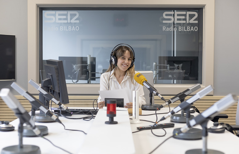 Paula Urrutia ha realizado sus prácticas de verano en la emisora Cadena Ser. FOTO: Tere Ormazabal. UPV/EHU