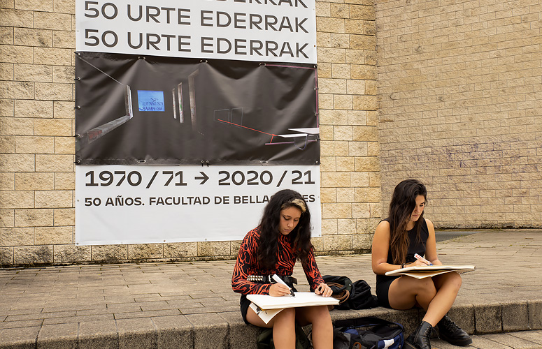 Facultad de Bellas Artes junto a la lona del 50 aniversario.