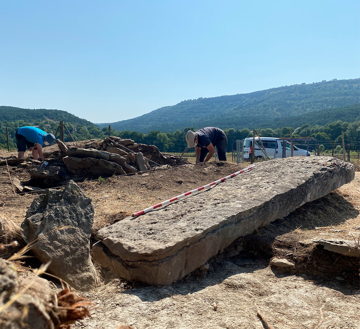 Menhir y monumento de Gurpide Norte.