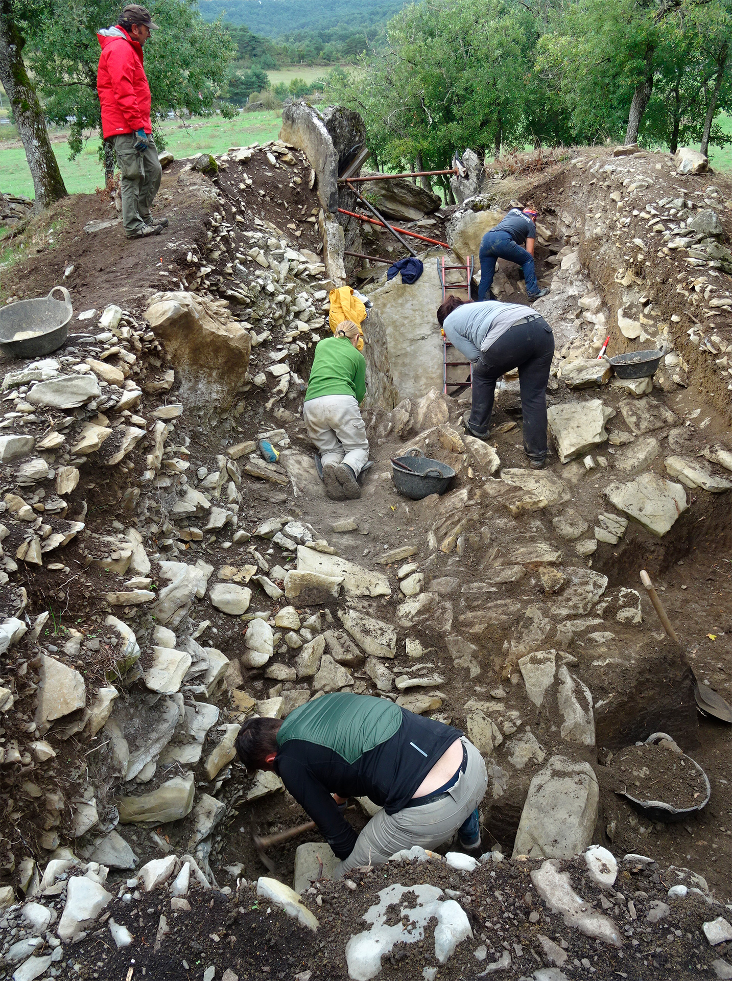 Equipo de trabajo en el dolmen de San Sebastián Sur.