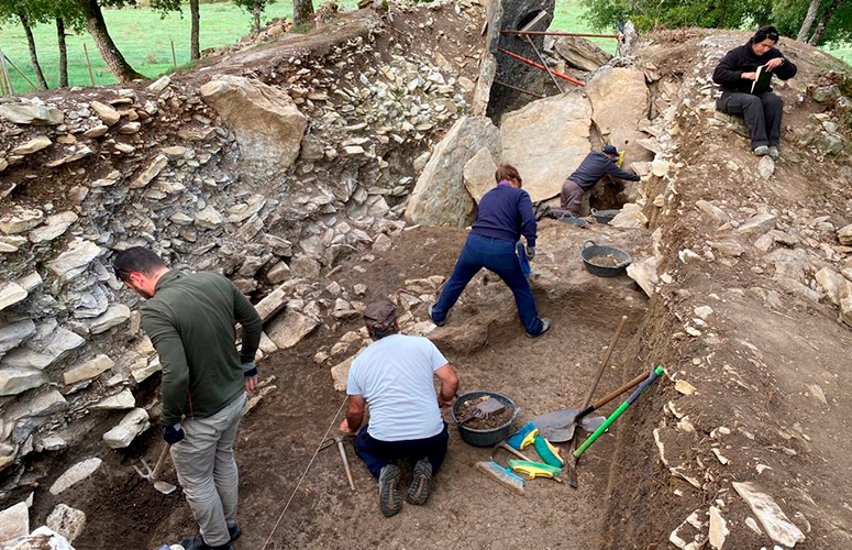 Equipo de trabajo en el dolmen de San Sebastián Sur.