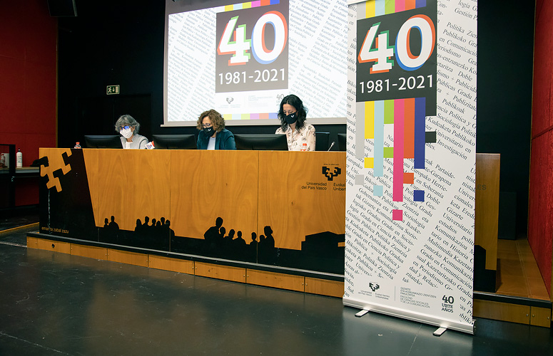 Beatriz Zabalondo, Ana Irene del Valle y Terese Mendiguren durante la Rueda de Prensa