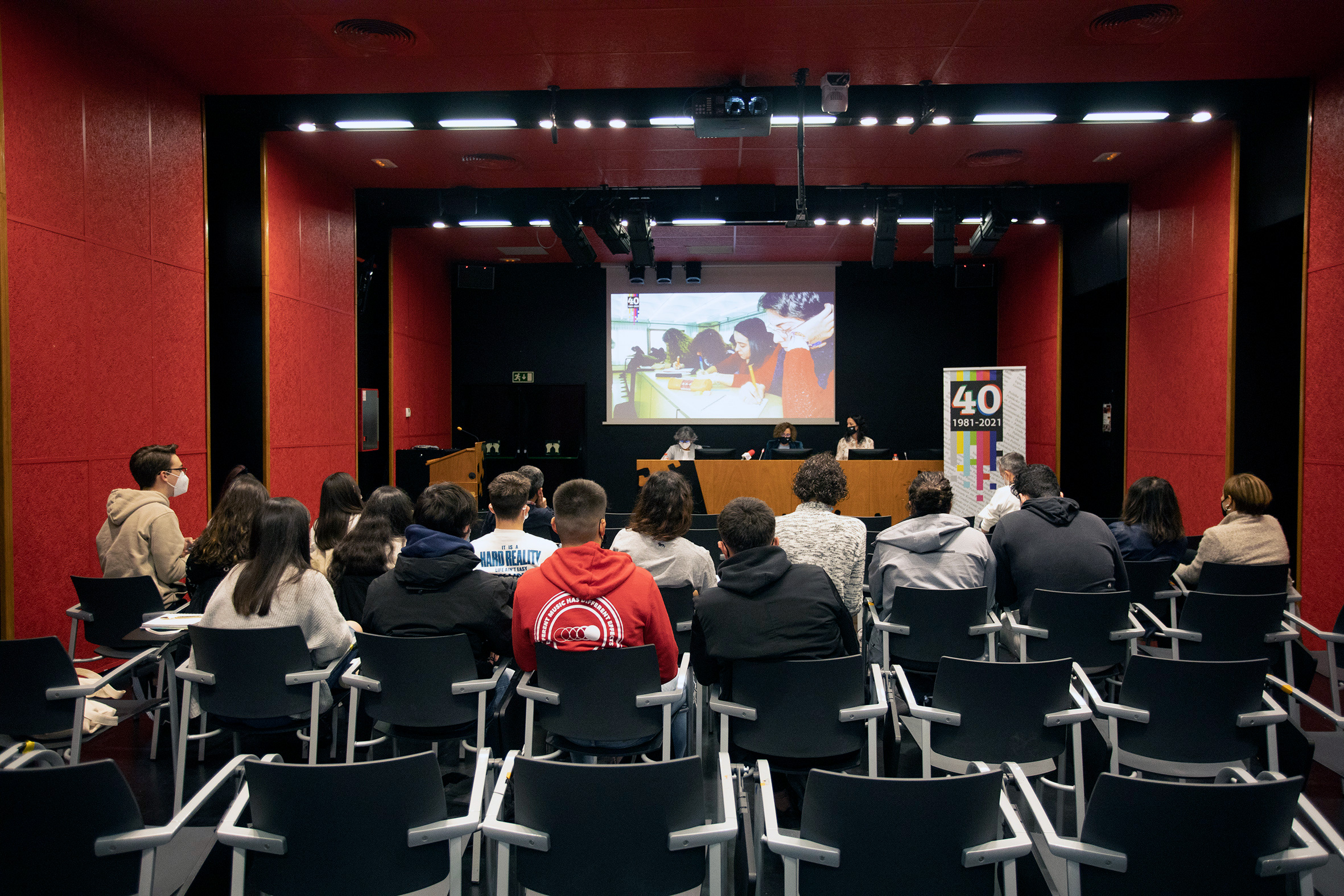 Un grupo de estudiantes de periodismo atienden a la presentación del programa de celebraciones