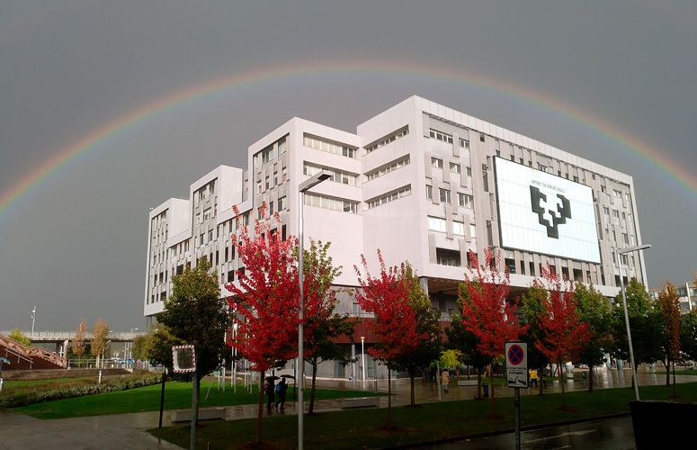 Arcoiris sobre la Biblioteca de la UPV/EHU (Leioa)