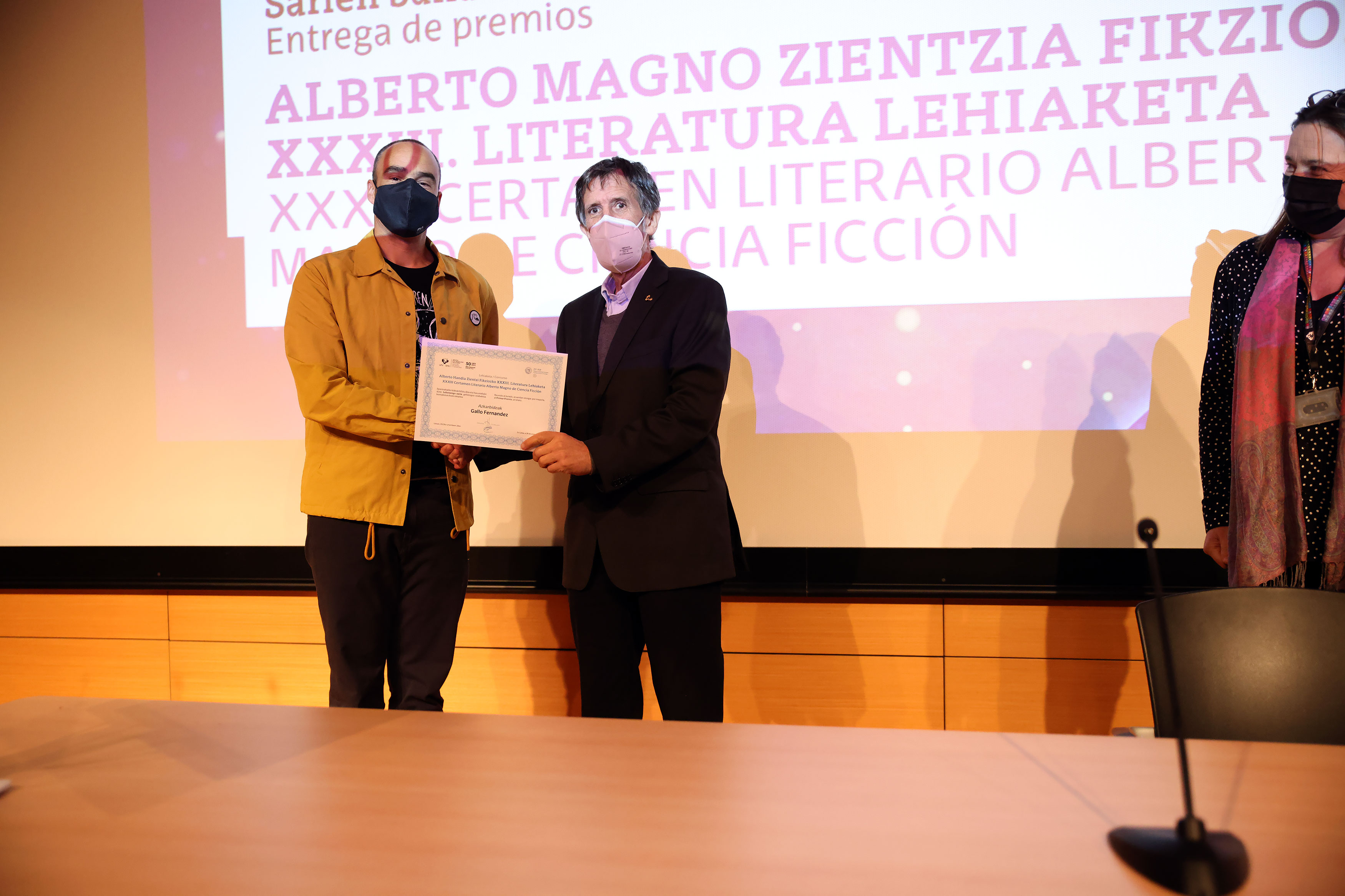 Fernando Plazaola, decano de la Facultad de Ciencia y Tecnología a Ángel Gallo.