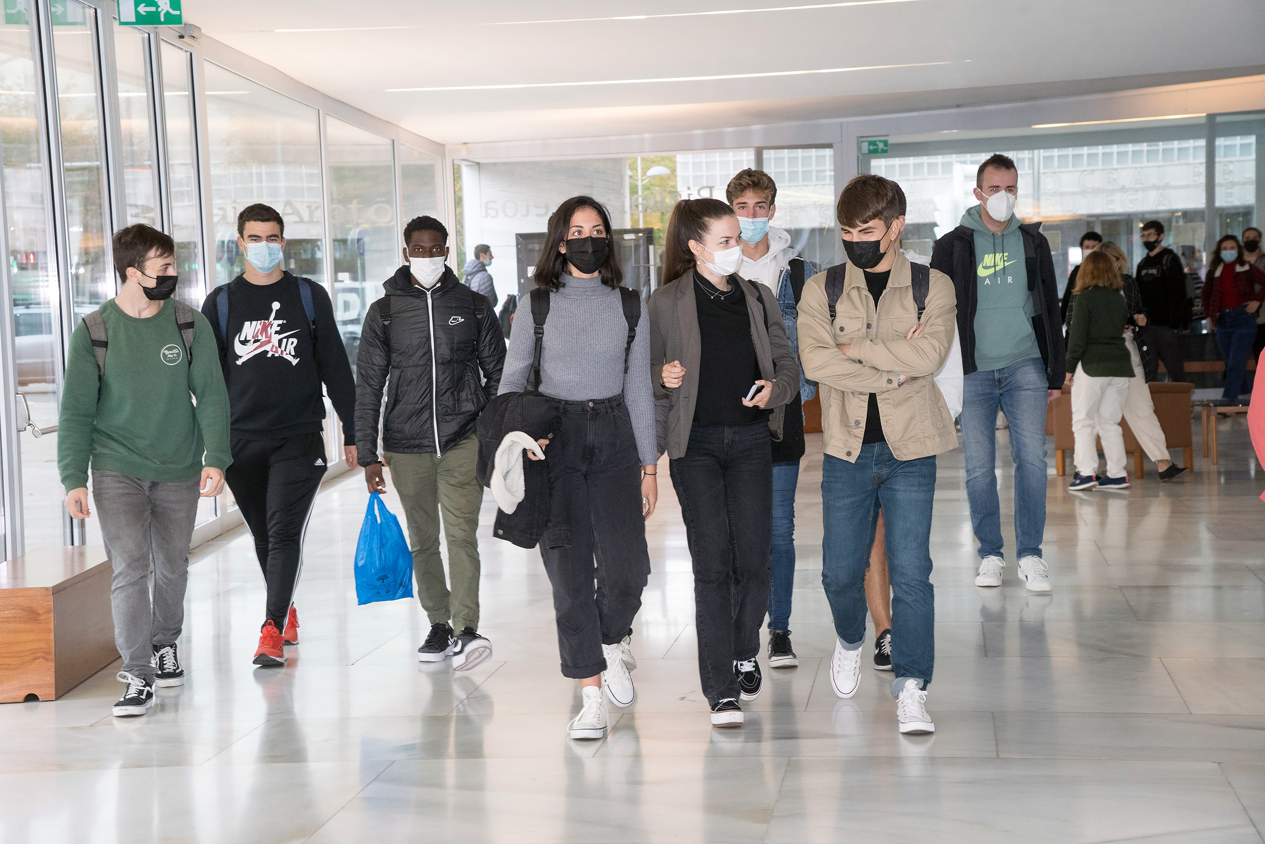 Estudiantes entrando al Bizkaia Aretoa