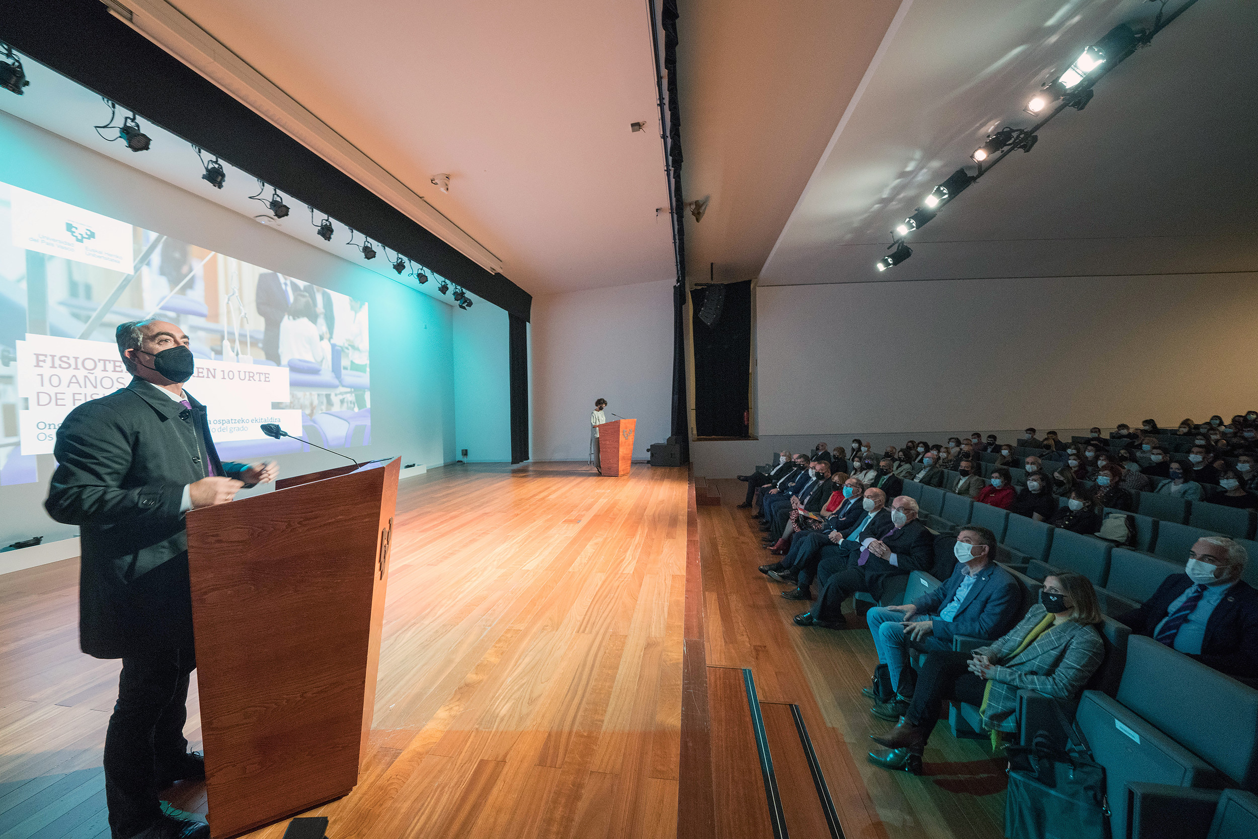 Jesús Seco, de la Universidad de León, habla al público desde el atril