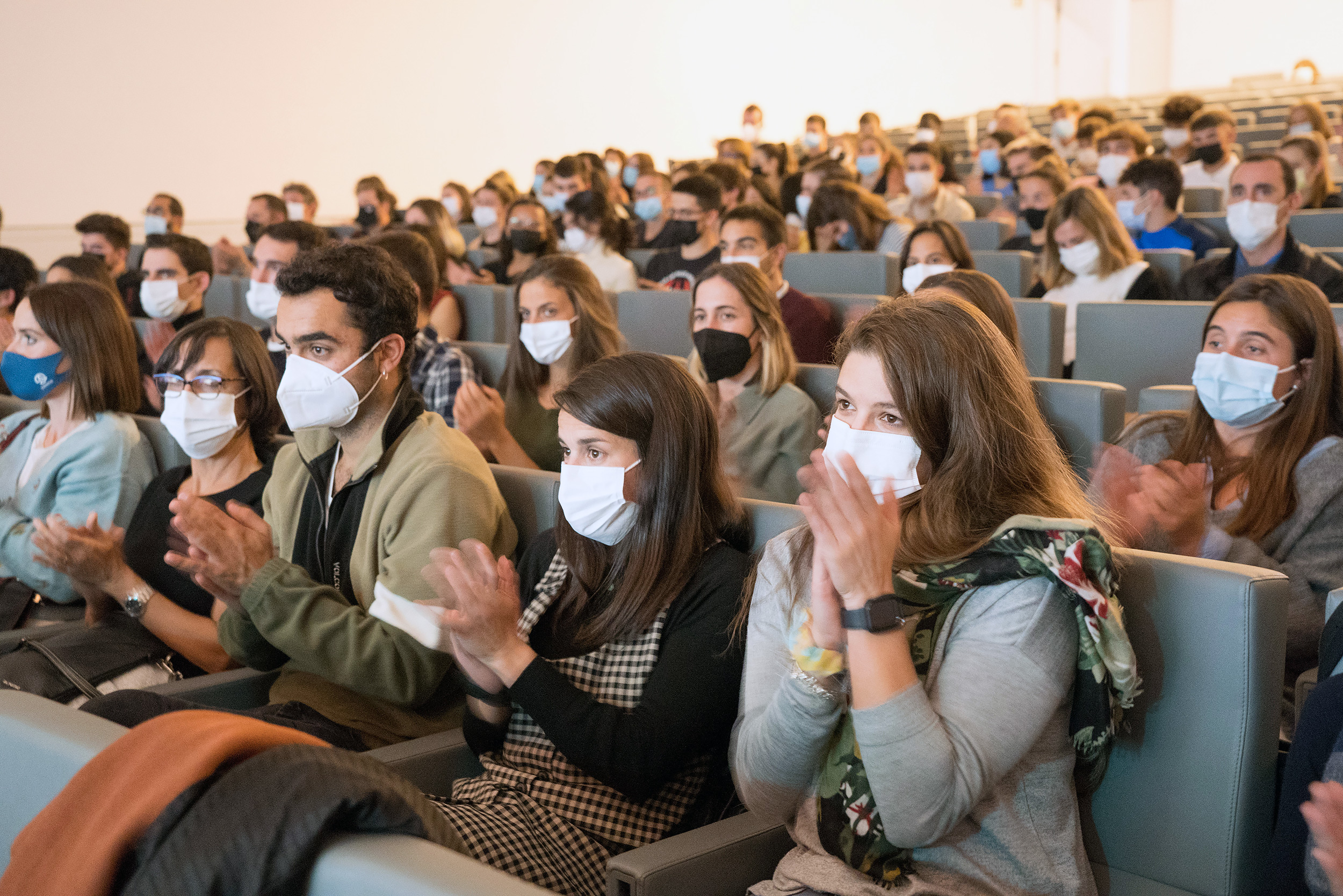 Estudiantes atienden con interés las explicaciones que dan los y las protagonistas desde el atril