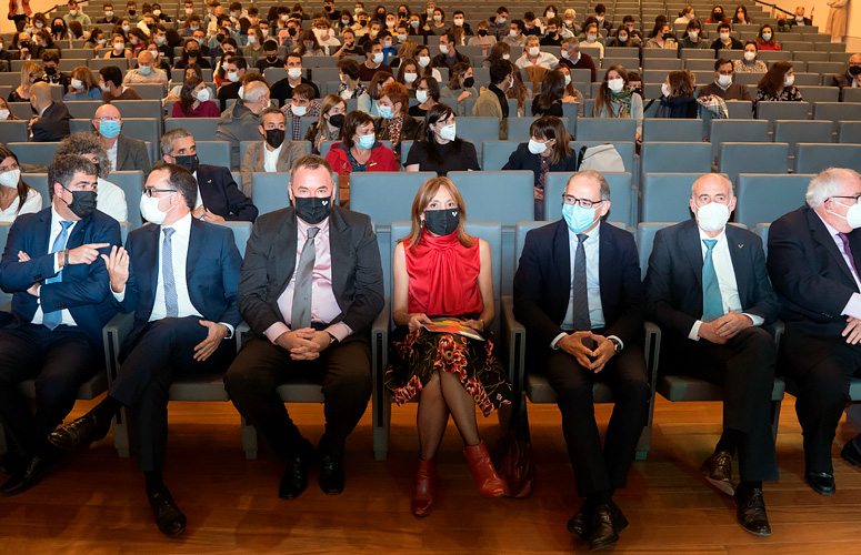 Sala Mitxelena (Bizkaia Aretoa) repleta de personas esperando a que comience el acto