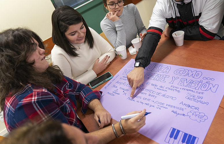 Alumnado de Trabajo Social y personas presas en el world café