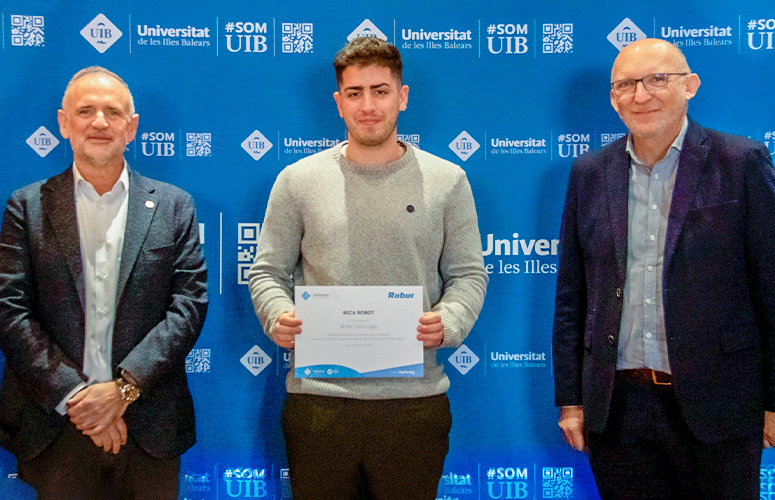 De izquierda a derecha, Jaume Carot, rector de la Universitat de les Illes Balears, Beñat Caira Lago y Bernat Bonnín, presidente de la empresa Robot, S.A.