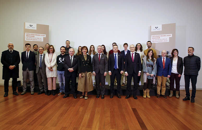 Asistentes a la presentación ‘La UPV/EHU en la Misión Mars 2020’. En el centro de la imagen, de izquierda a derecha, Juan Manuel Madariaga, Eva Ferreira, Iñigo Urkullu, Jokin Bildarratz y Agustín Sánchez Lavega.