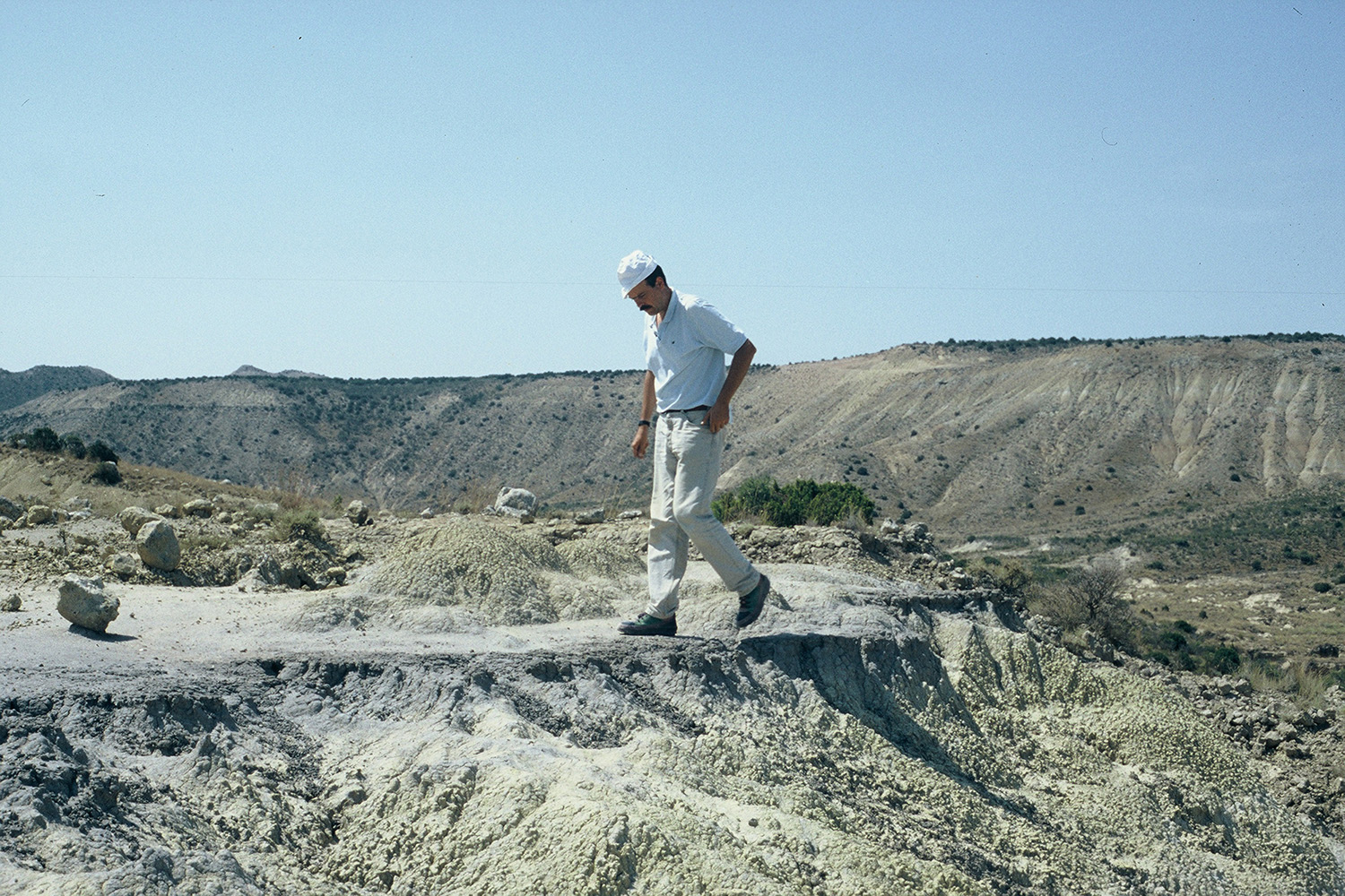 Humberto Astibia, en una de las primeras visitas, en el año 1984, a los yacimientos encontrados por Eliseo Martinez, en este caso en el yacimiento de Tripazul. Foto: Eliseo Martínez