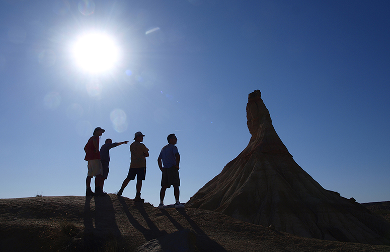 Explicando geología ante el Castil de tierra, uno de los lugares más emblemáticos de las Bardenas