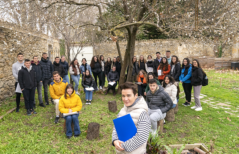 Elena Agirre Basurko irakaslea Arabako Campuseko baratze ekologikoan