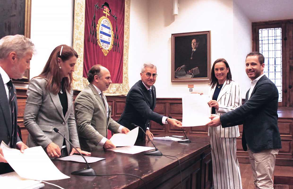 Sara Maldonado y Rodrigo Aispuru recogiendo el premio