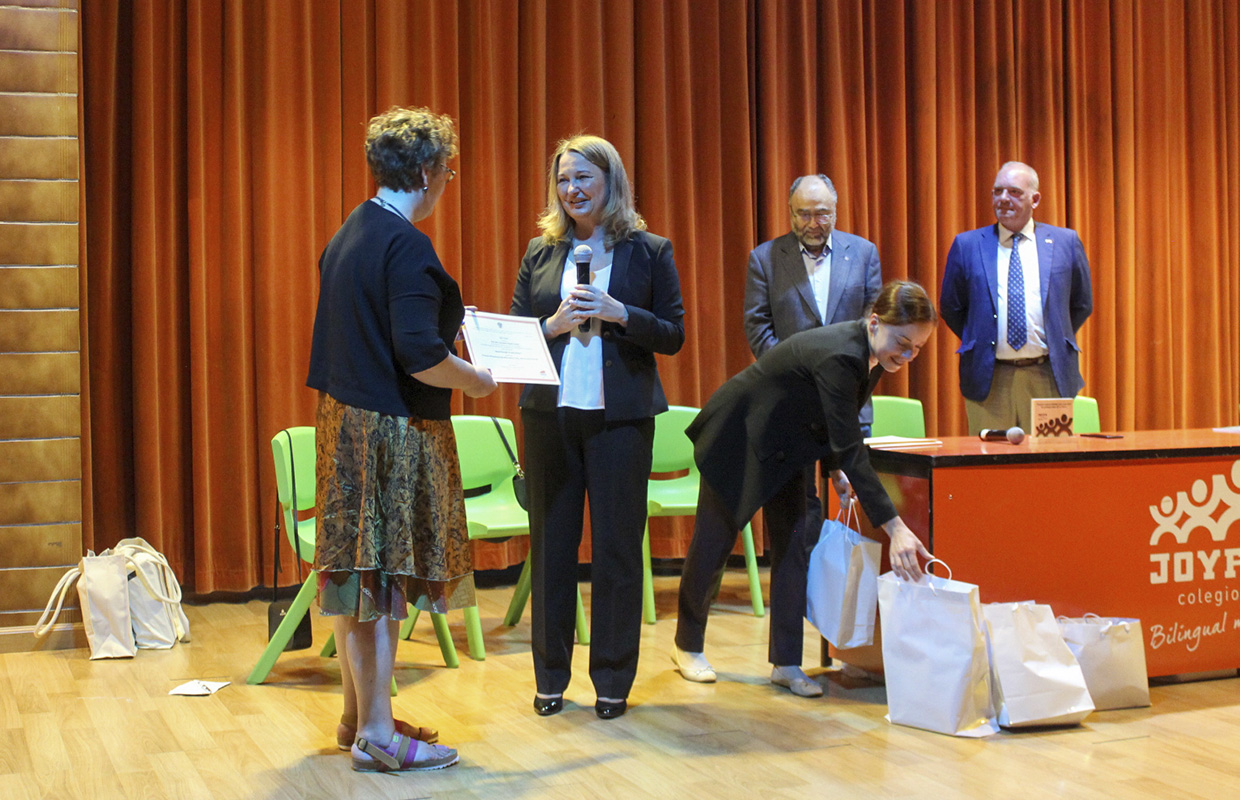 La profesora Concepción Raquel Cantero recogiendo el premio