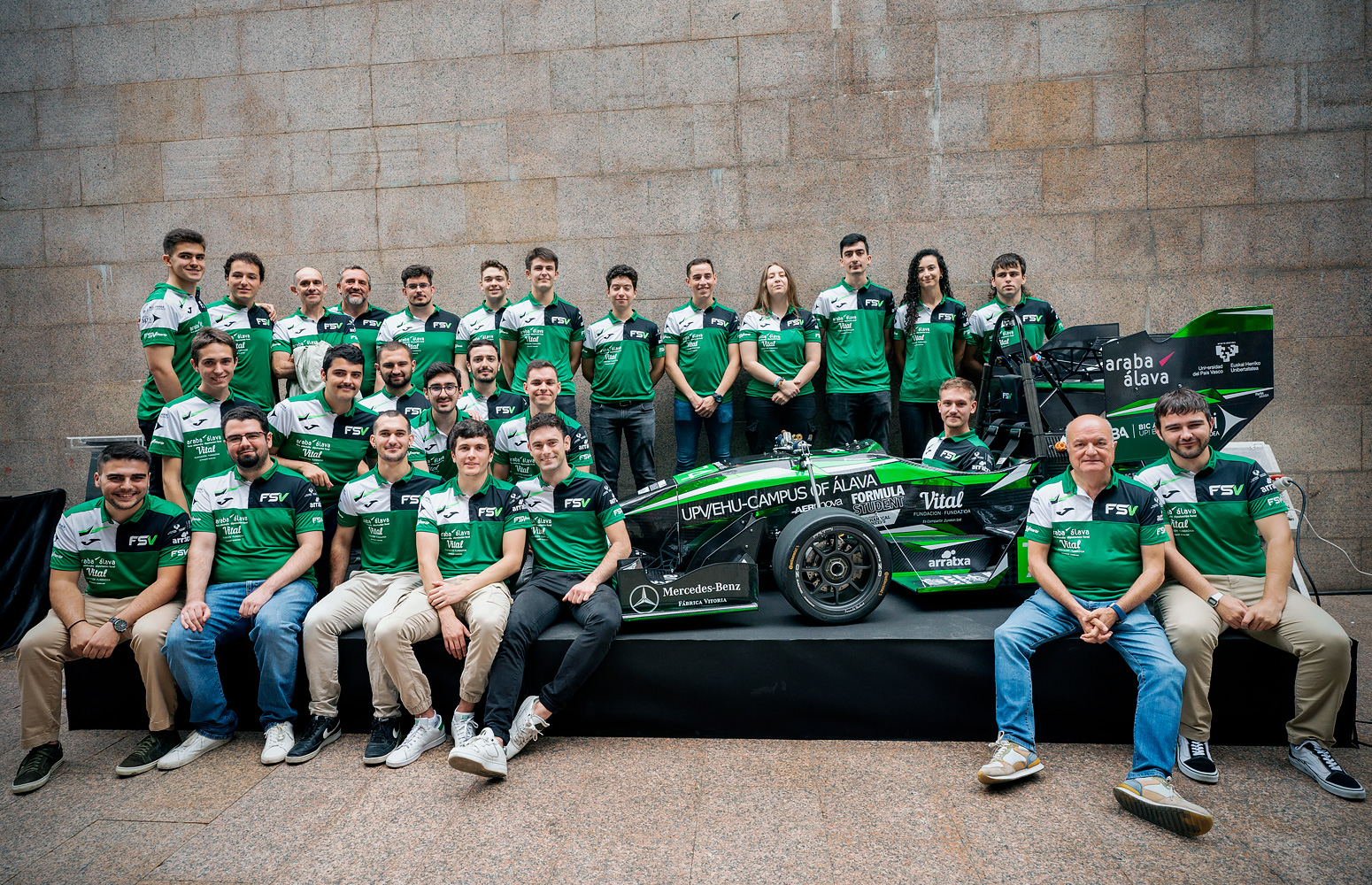 El equipo Formula Student Vitoria con el nuevo monoplaza.