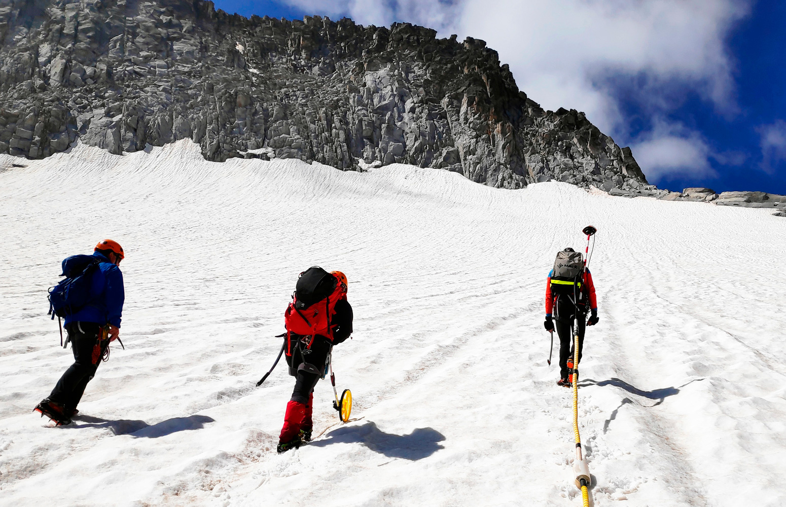 Los investigadores midiendo el grosor del glaciar.