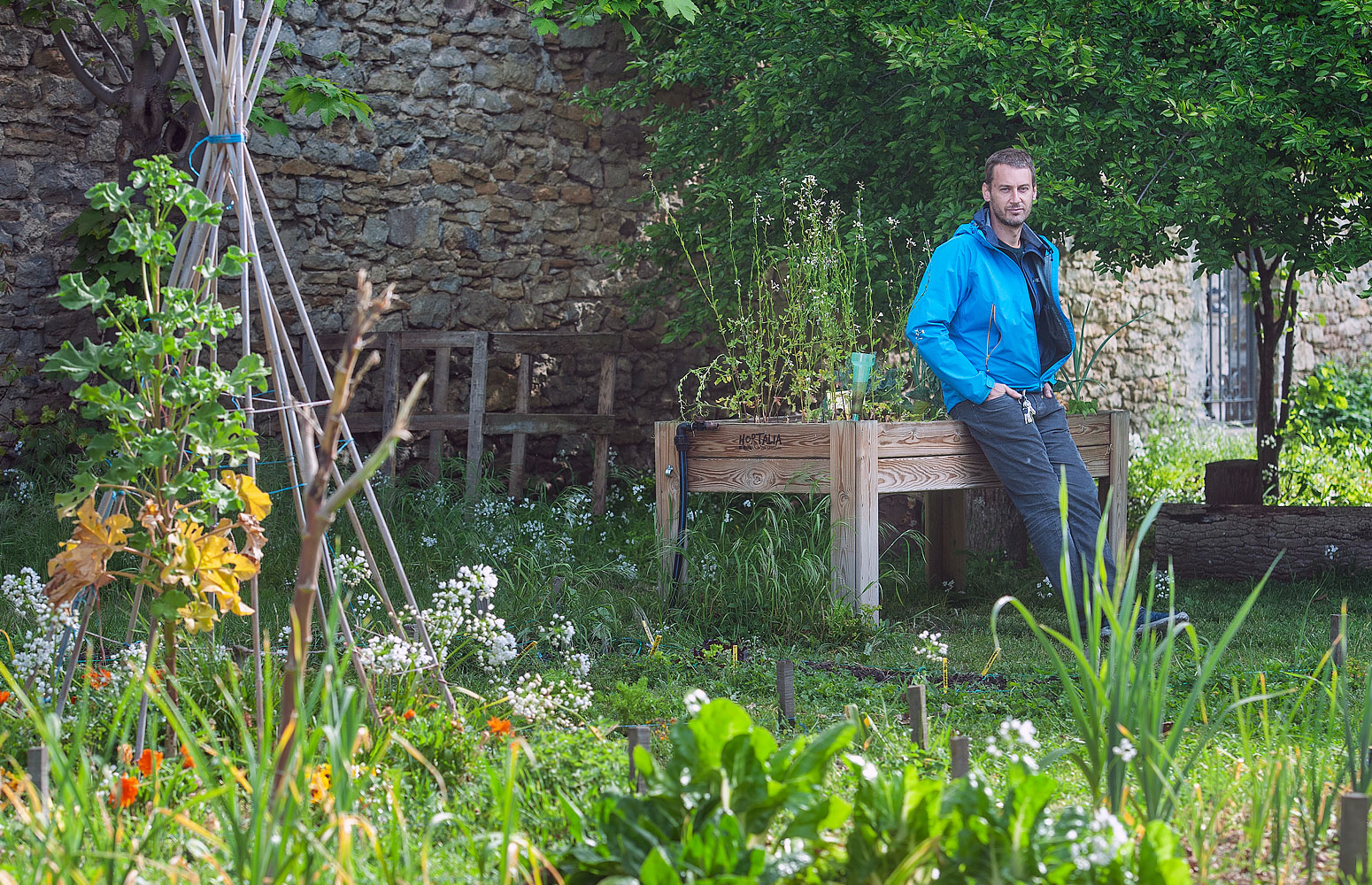 Daniel Zuazagoitia en el Huerto Ecológico del Campus de Álava